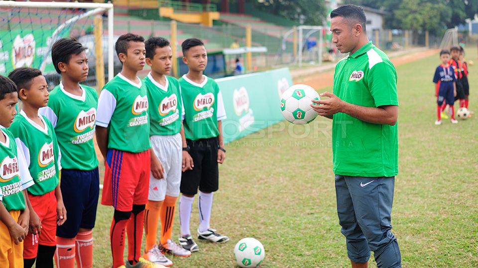 Firman Utina memberi arahan pada sesi coaching clini Milo football Championship di Lapangan Bea cukai, Rawamangun, Jakarta Timur, Kamis (06/08/15). Copyright: © INDOSPORT/ Ratno Prasetyo